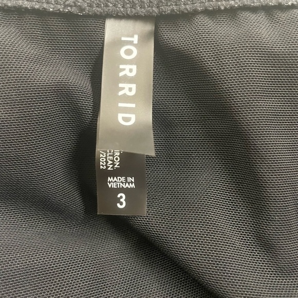 Torrid Crew Neck Black Floral Hawaiian Sleeve Knot Front Bikini 2 piece set SZ 3 - Picture 9 of 9